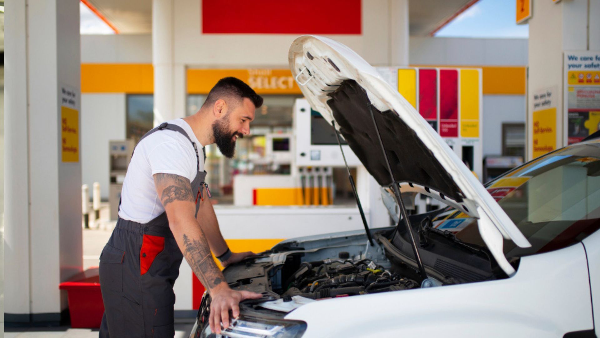 El encendido del testigo de batería en el tablero es una advertencia directa de una posible falla.