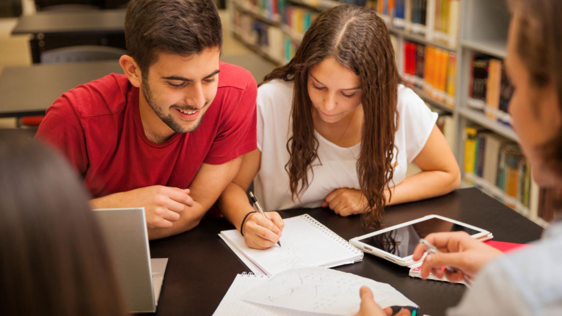 Las becas cubren el 100 % de la matrícula en programas oficiales convalidables en Colombia.