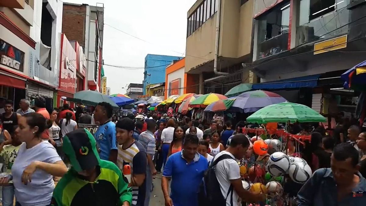 Los caleños reportan que en el centro "no cabe ni un alma más".