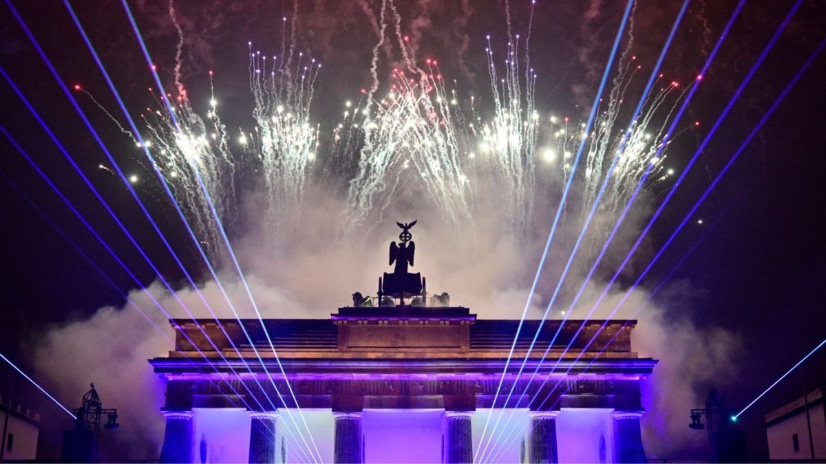Fuegos artificiales explotan sobre el emblemático monumento de Berlín