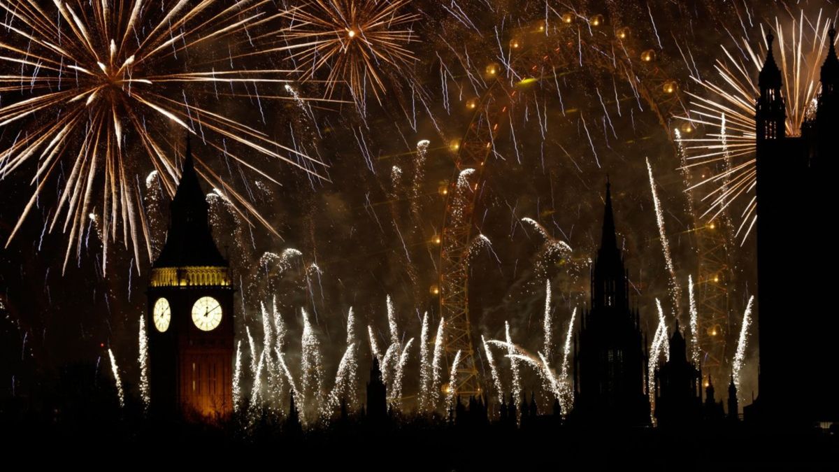 Fuegos artificiales explotan en el cielo para dar la bienvenida al Año Nuevo alrededor del London Eye