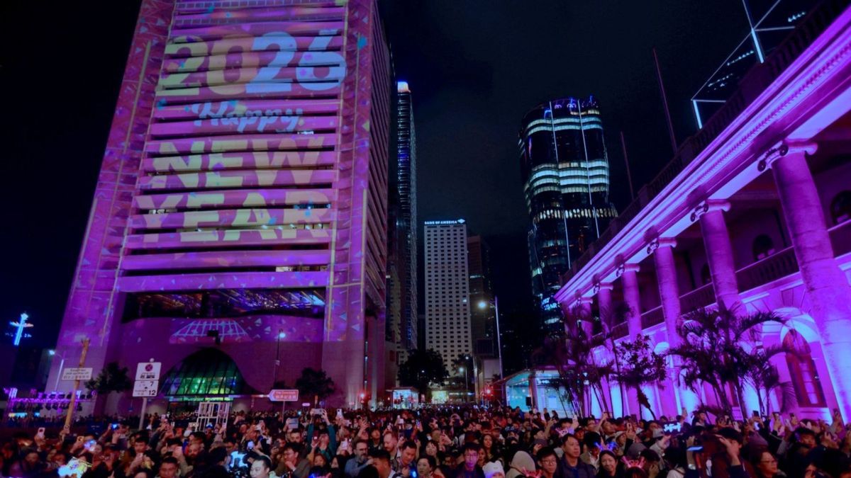 Los asistentes a la celebración esperan la cuenta regresiva de la medianoche durante las celebraciones de Año Nuevo en Central, Hong Kong.