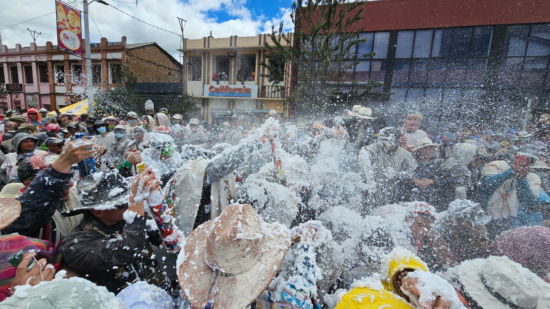 Espuma en Carnaval de Negros y Blancos.