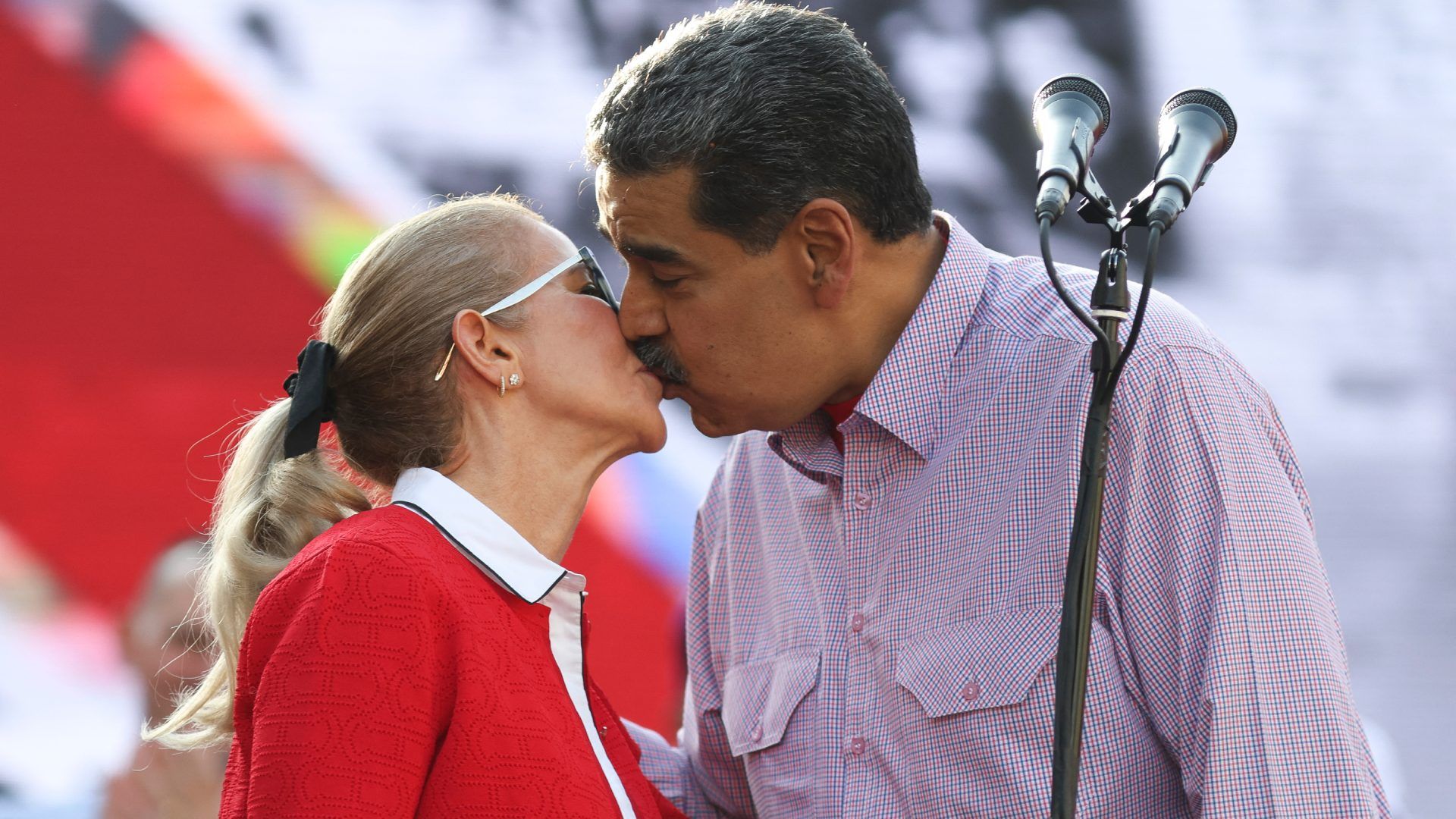 Flores renunció al título de Primera Dama tras casarse con Maduro en 2013 y asumió el cargo de “Primera combatiente de la Revolución”.