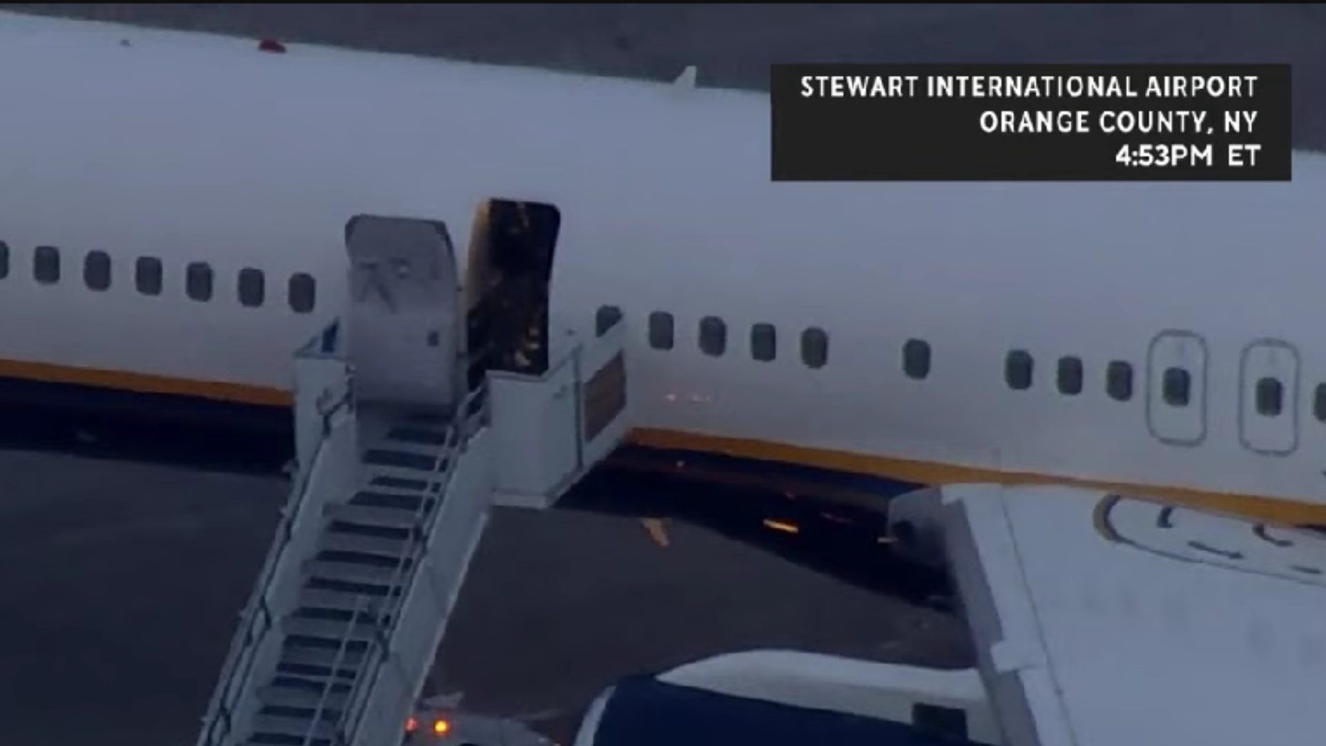 Aunque la aeronave abrió sus puertas de inmediato tras el aterrizaje, solo se vio ingresar a un reducido grupo de personas.