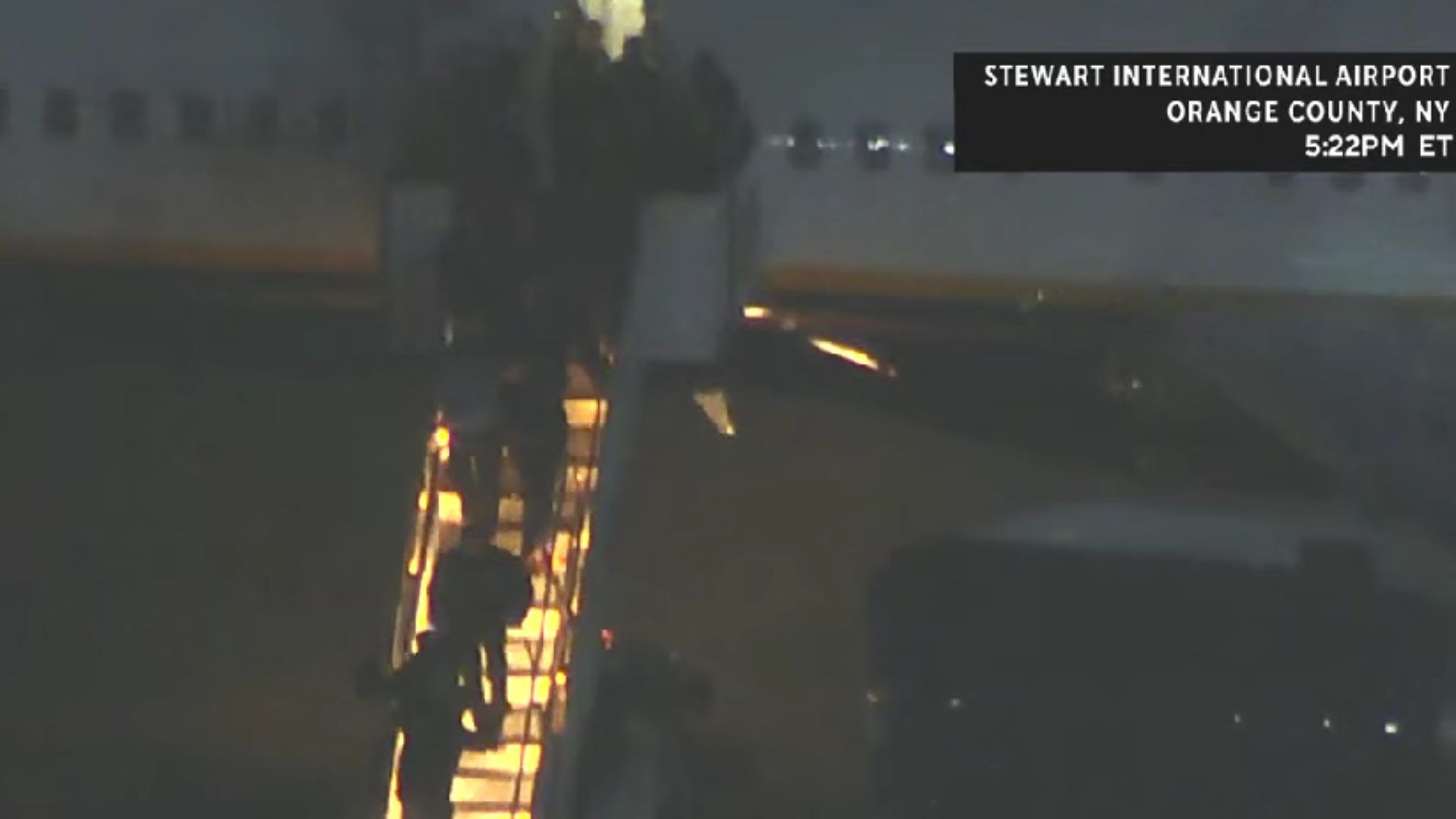 Según el corresponsal de LA FM en Venezuela, Marcos Morin, las primeras imágenes muestran a Maduro caminando con lentitud.