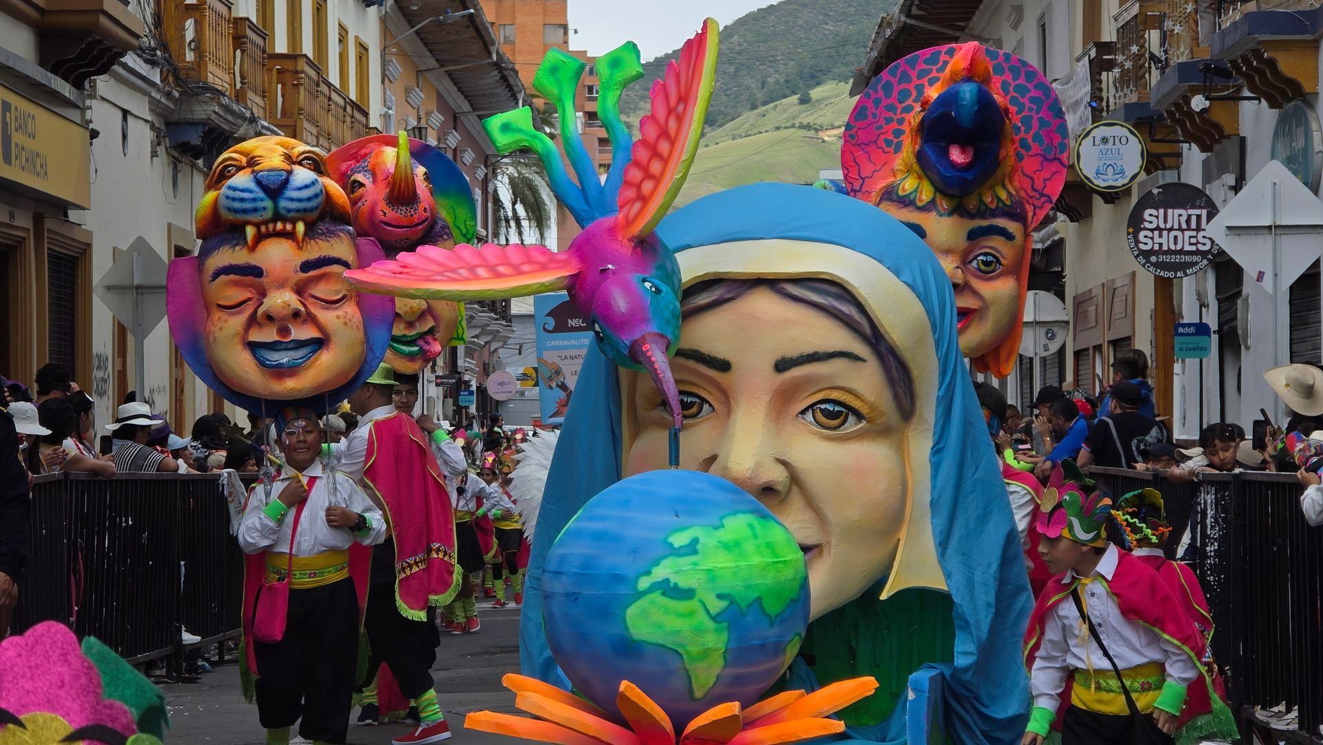 Carrocita 'La Naturaleza Nuestro Hogar' del desfile del Carnavalito.