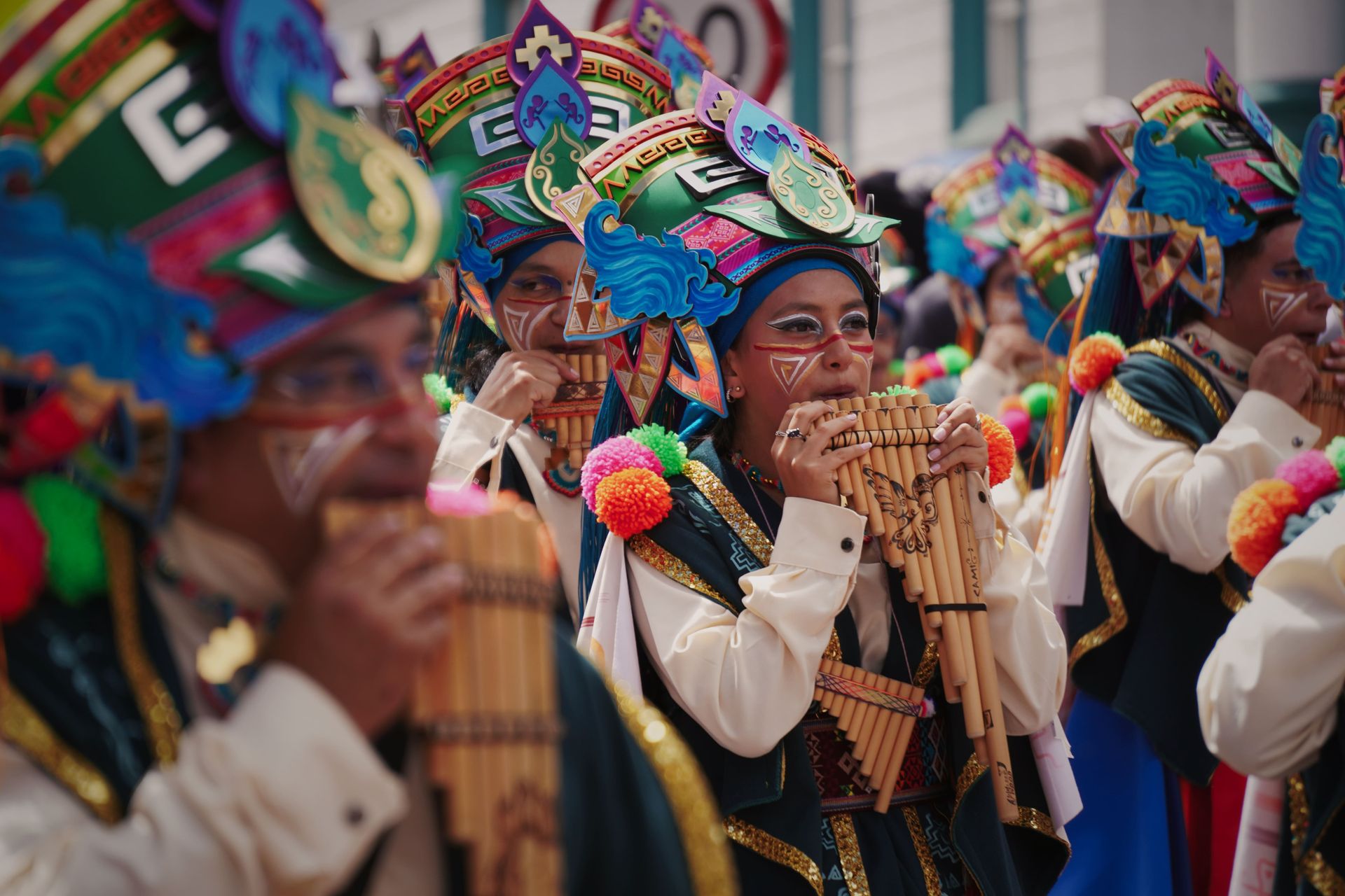 Músico zampoñista en el desfile de colectivos coreográficos.