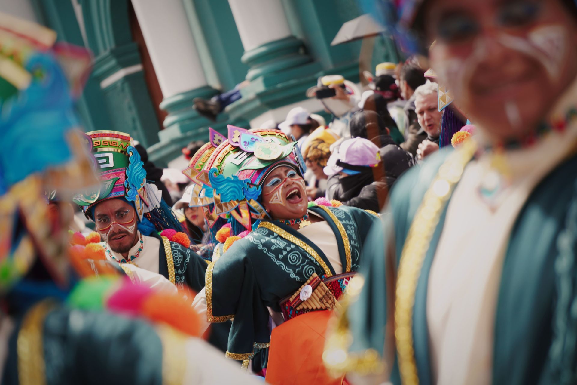 La expresividad y la danza son ejes centrales del desfile.