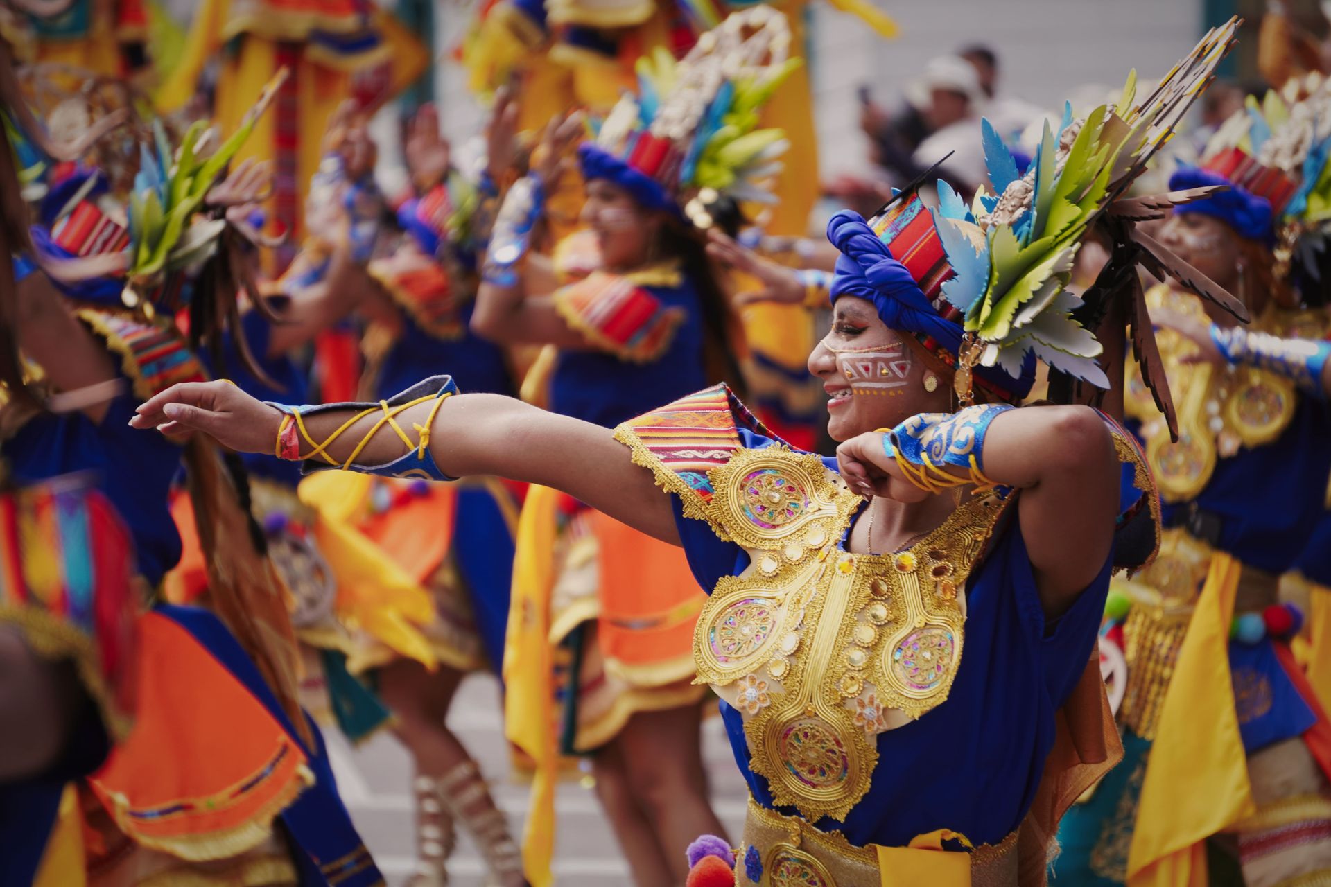 Los vestuarios se destacan por sus colores vivos.