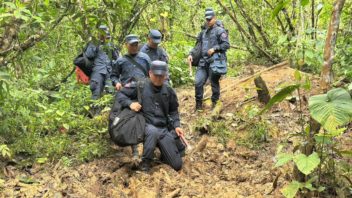 Soldados del equipo de desminado.