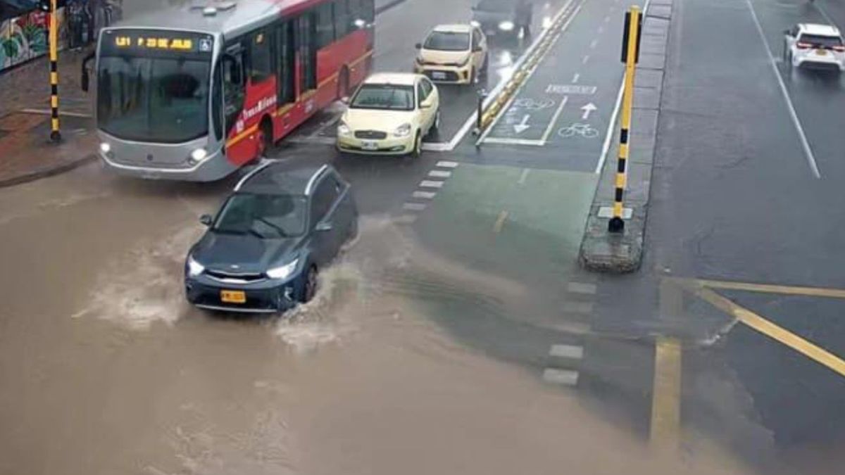 La Secretaría de Movilidad reportó encharcamientos de gran magnitud en la carrera séptima.