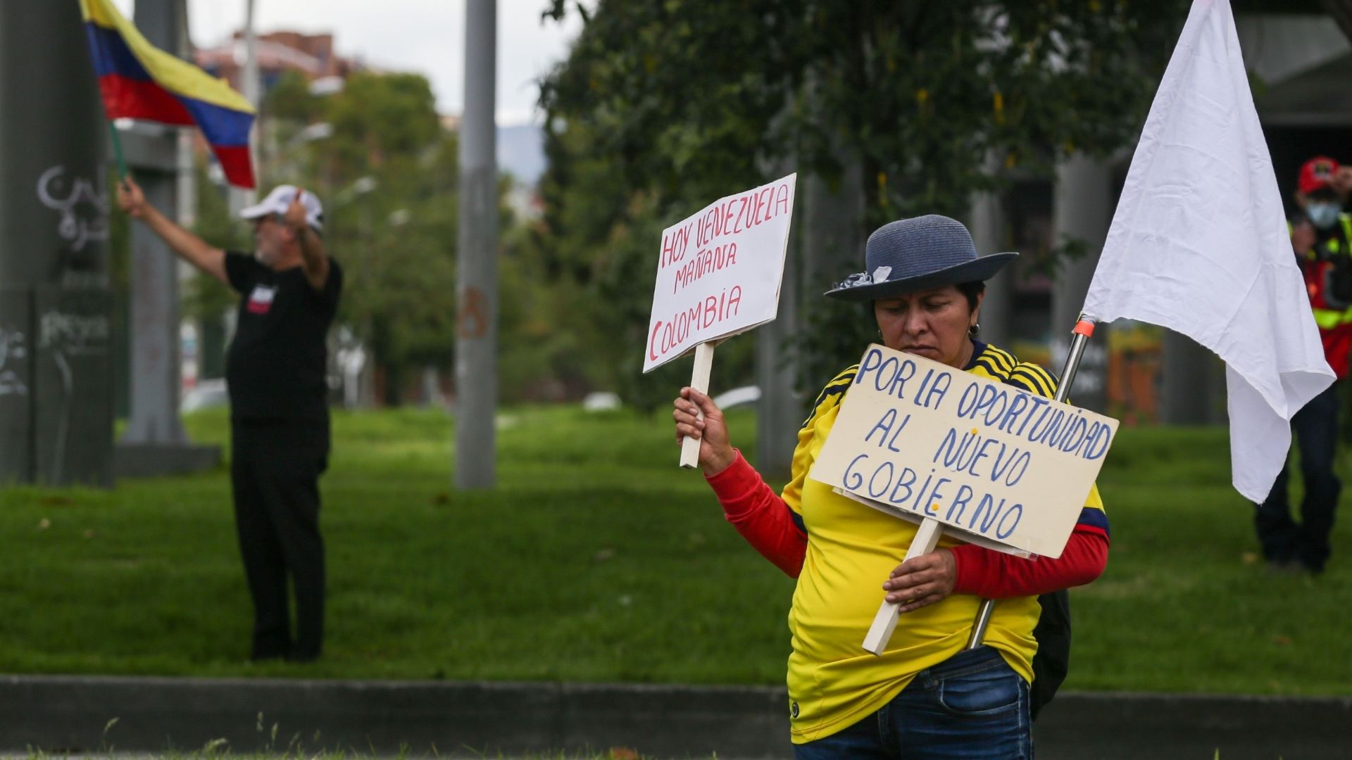 Manifestantes rechazan ataque en Venezuela frente a la Embajada de EE. UU. en Bogotá.