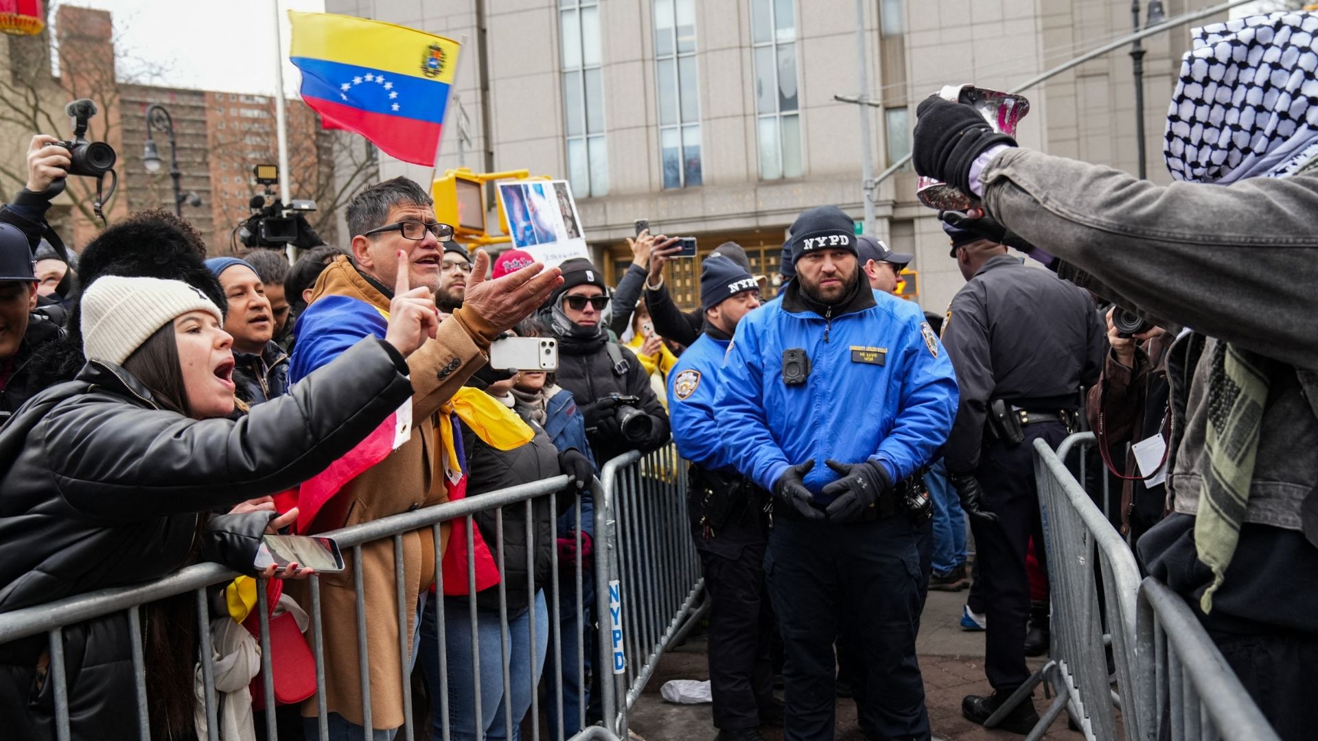 Manifestantes a favor y en contra de Nicolás Maduro en Nueva York