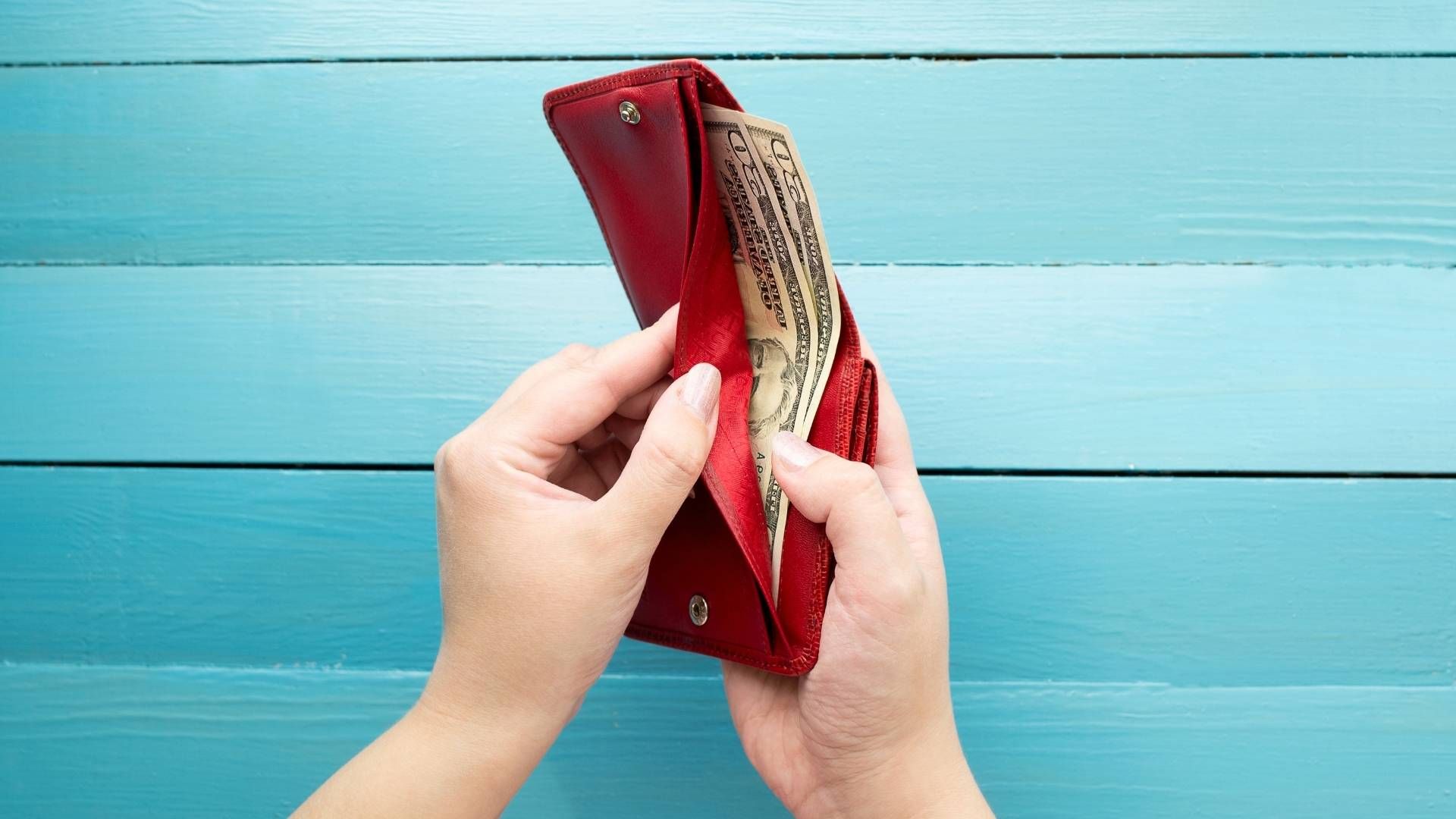 La billetera ordenada es considerada un reflejo del manejo consciente del dinero, según esta práctica.