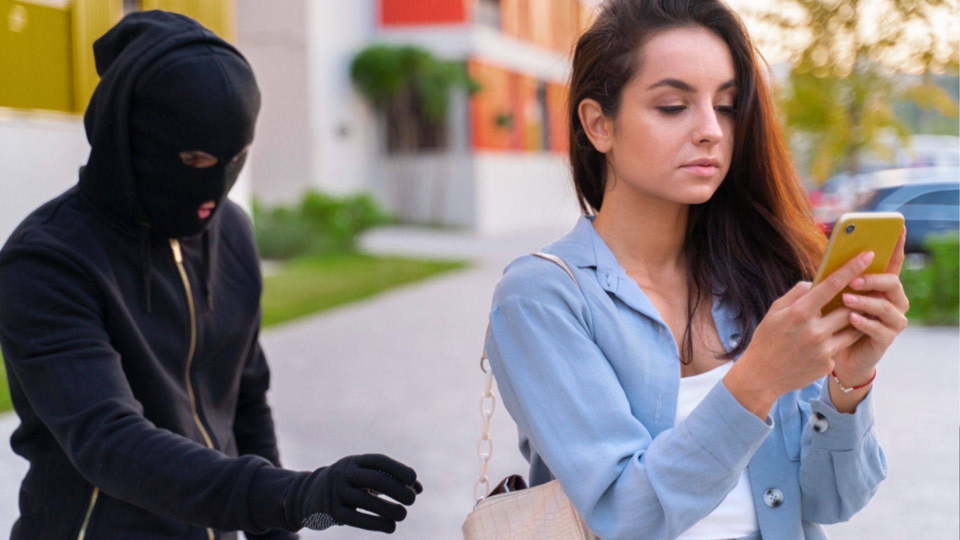 Los delincuentes usan mensajes urgentes para generar miedo y acelerar el engaño.