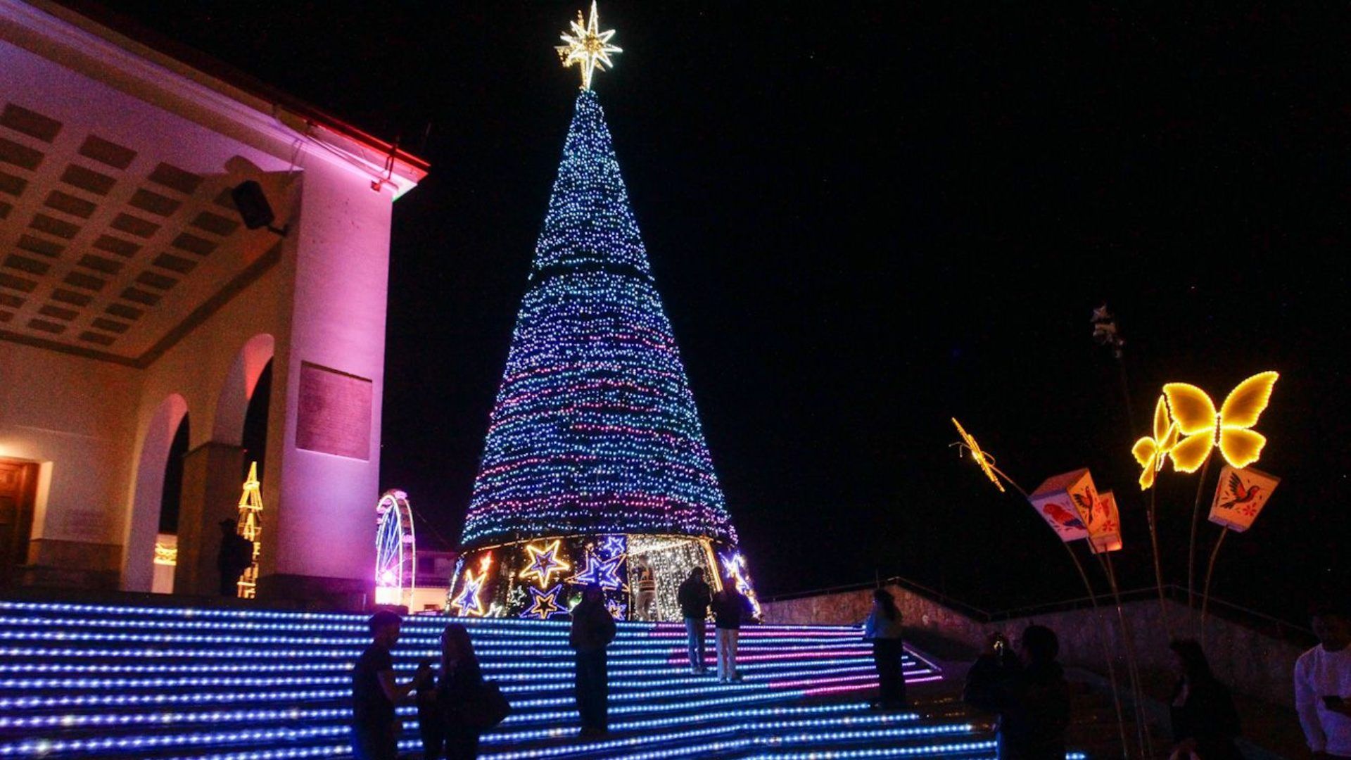 El recorrido incluye estaciones temáticas y culmina en el Santuario con la sección “Colombia: Un Santuario de Luz”.