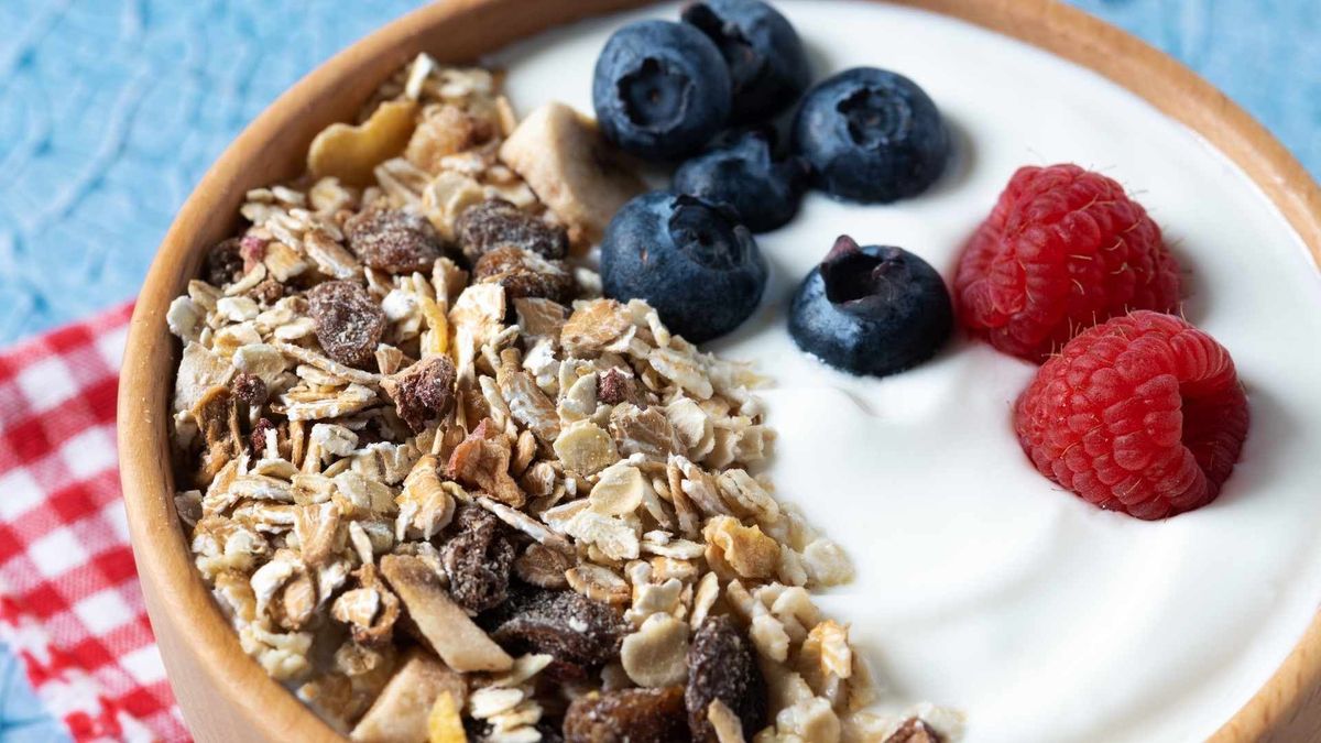 La granola sin azúcar añadida puede combinarse con fruta o yogur griego en desayunos y meriendas.