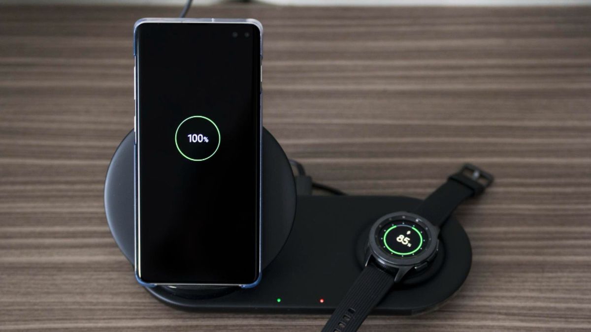 El cargador inteligente incorpora una pantalla que muestra datos clave durante la carga del iPhone.