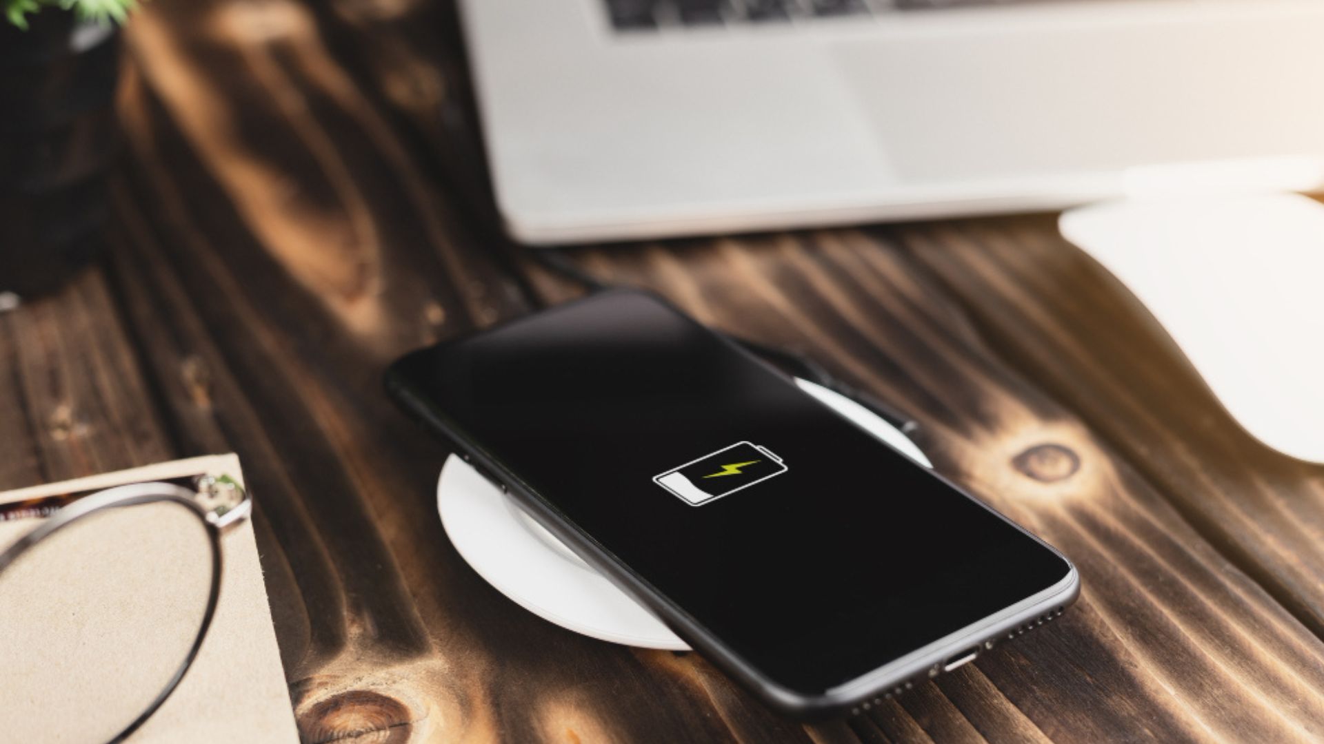 Su diseño plegable facilita el transporte sin sacrificar potencia de carga.