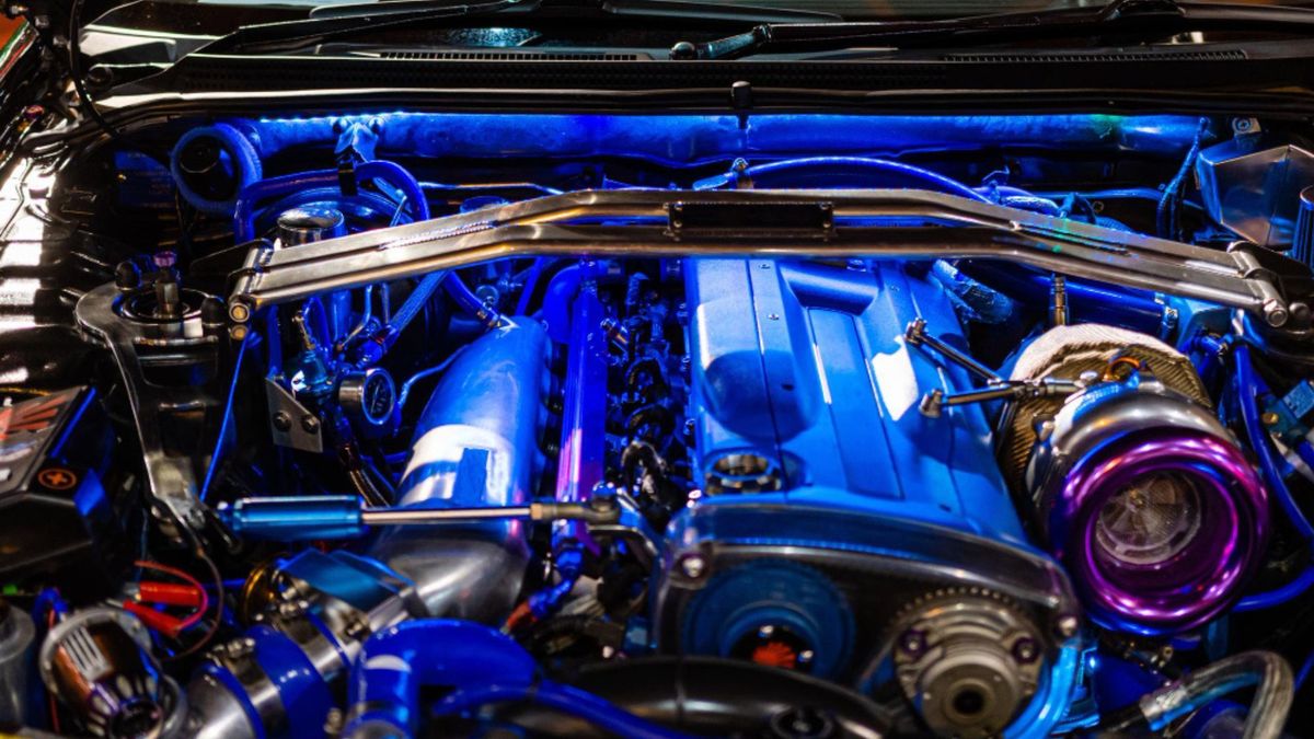 La luz del motor encendida advierte fallas que el vehículo detecta antes de que sean visibles.