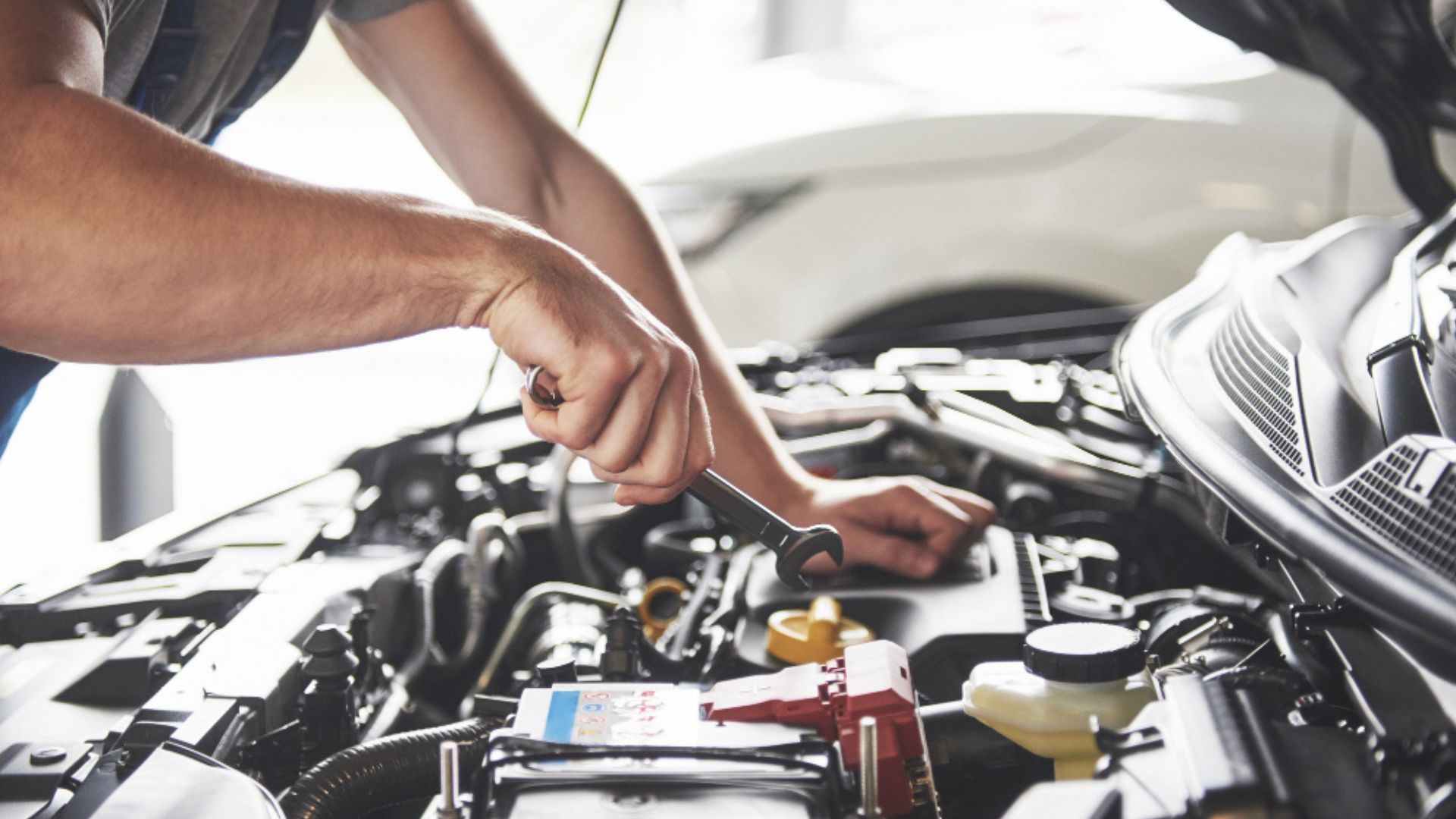 Un escáner automotriz permite identificar la causa exacta del aviso del motor.