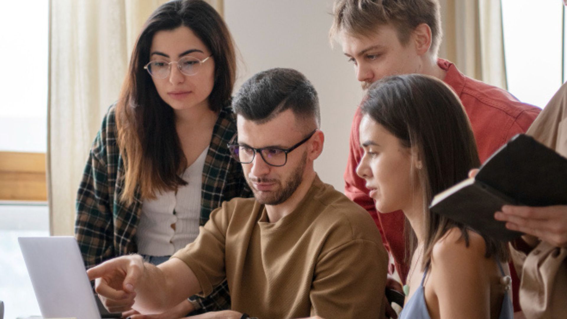 Las becas cubren el 60 % de la matrícula y están dirigidas a profesionales colombianos.