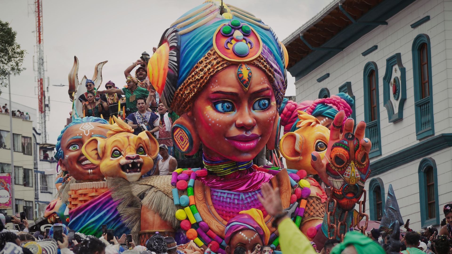 'Indomable, mujer guerrera' la carroza ganadora del Carnaval de Negros y Blancos de Pasto.
