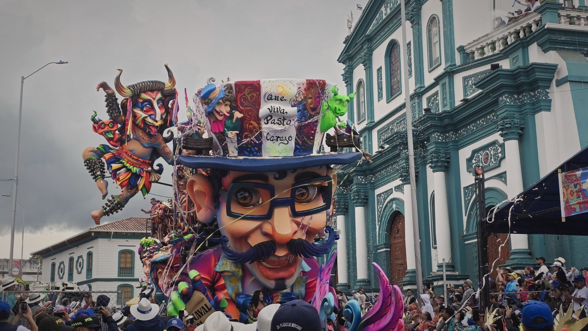 Carroza 'Carnaval de Negros y Blancos' del maestro Anthony Mateo Zarama