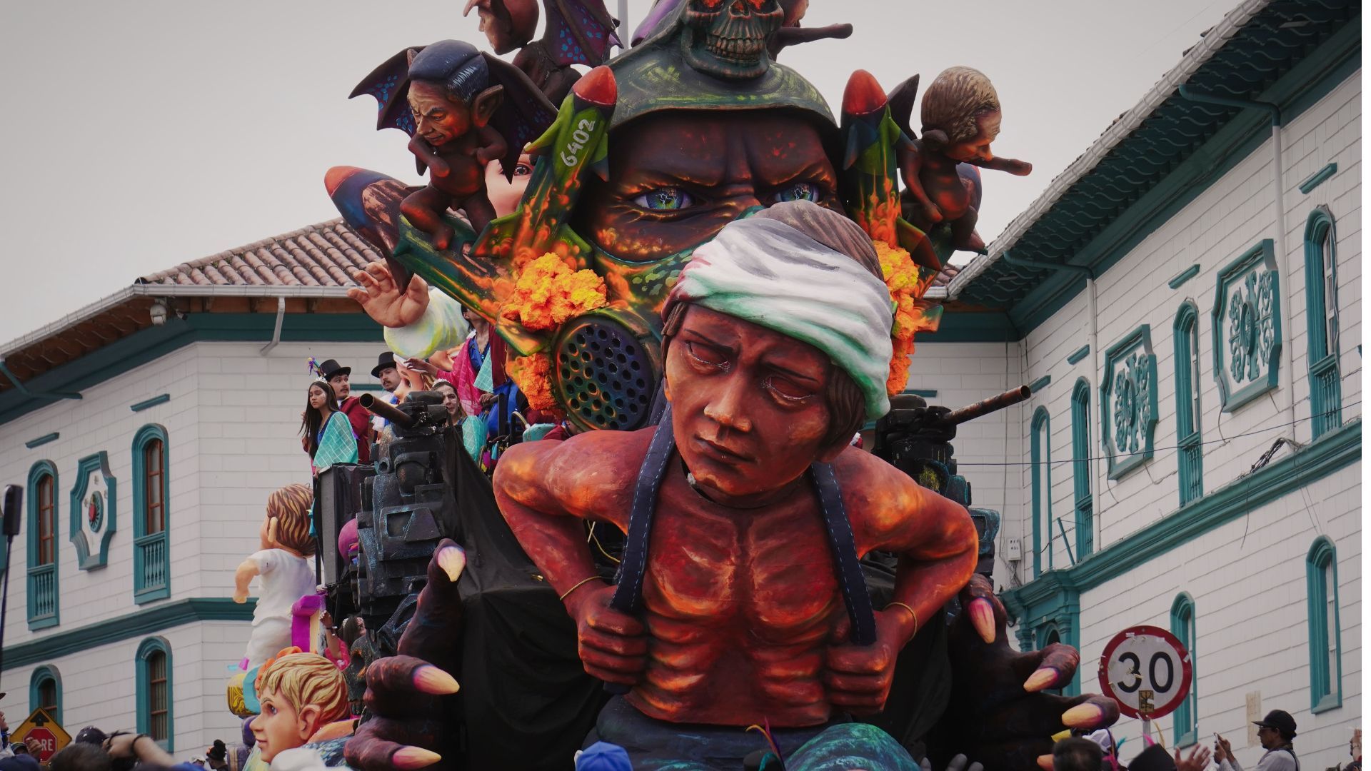 Carroza 'Sobreviviendo' del maestro Edwin Ramos.