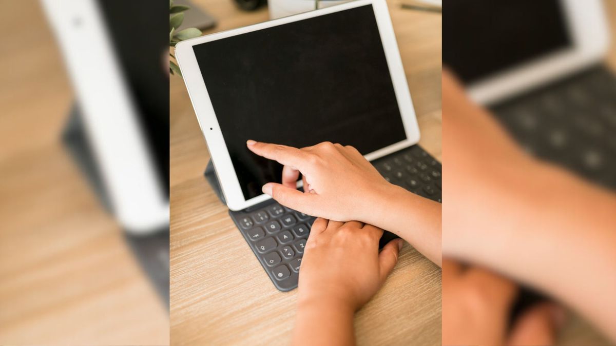 Magic Screen se fija al MacBook mediante imanes y no requiere modificaciones permanentes.