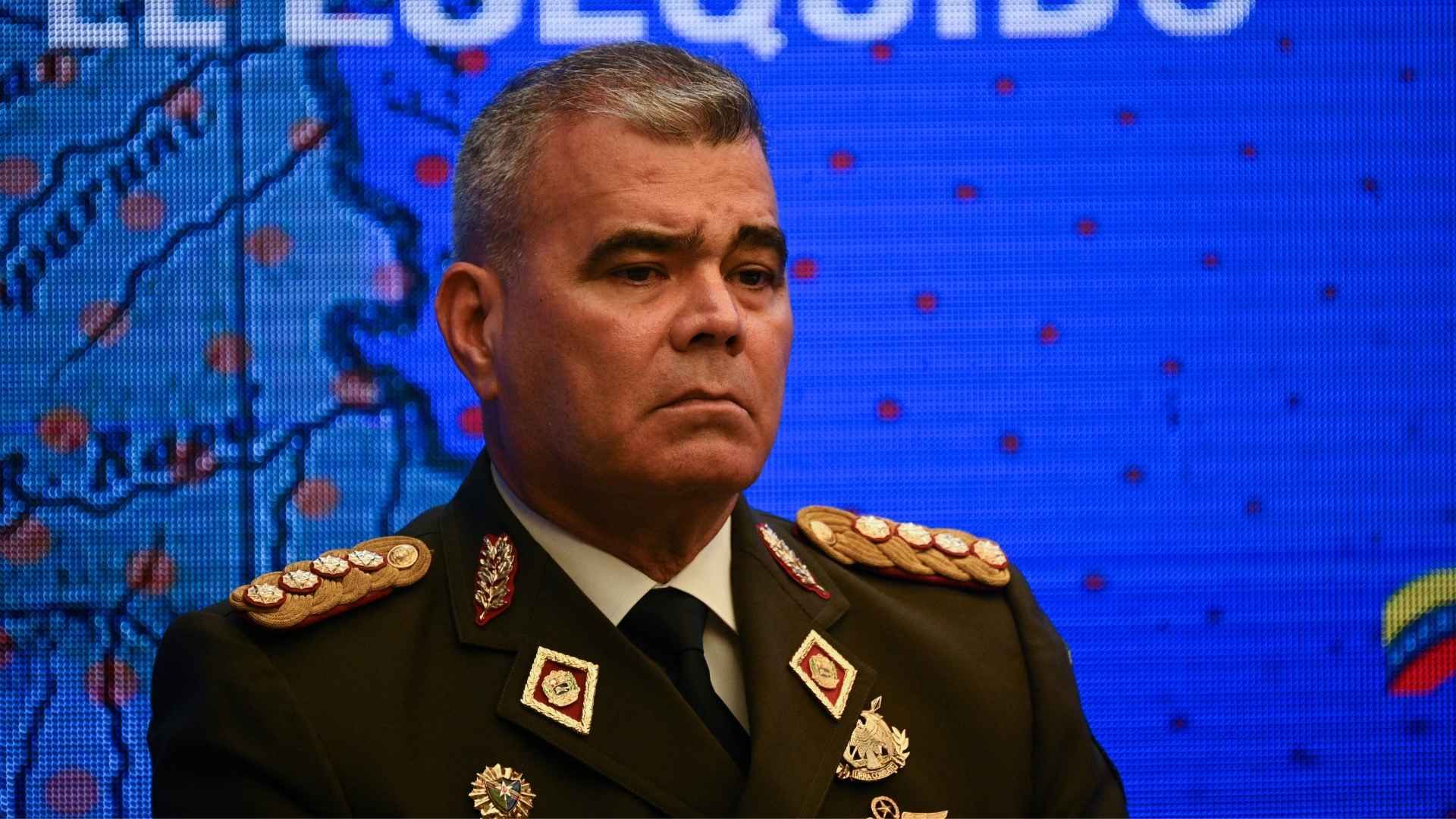 El ministro de Defensa conserva la cohesión militar en un escenario de incertidumbre.