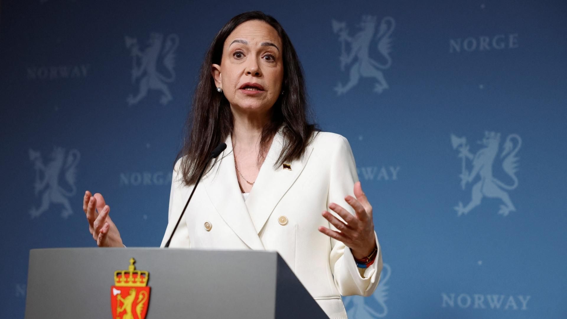 Líder opositora en la clandestinidad, con respaldo internacional pero sin control institucional.