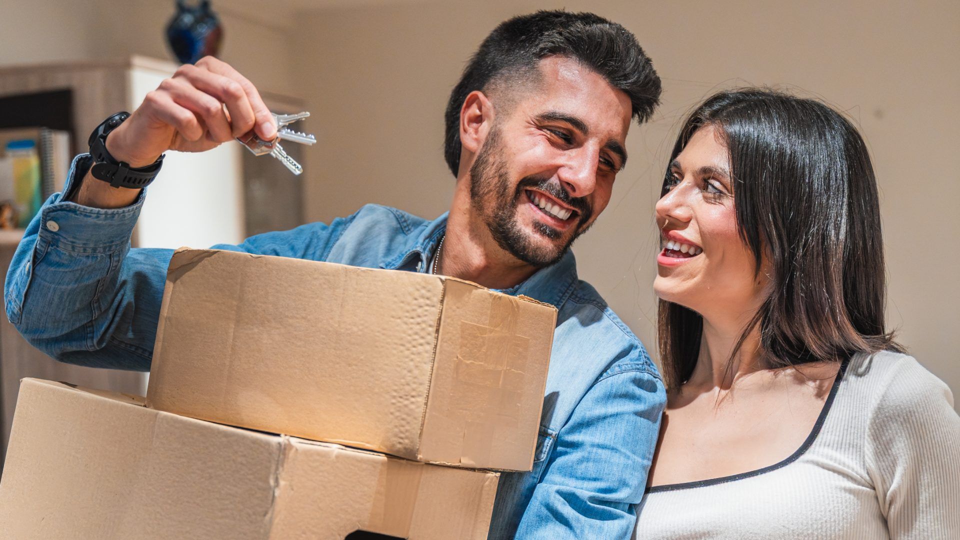 La Ley 820 de 2003 establece que el ajuste en los contratos de vivienda urbana no puede superar la inflación del año anterior. 