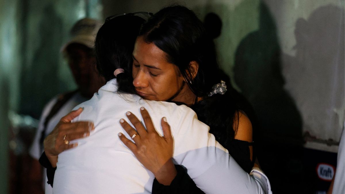 Familiares de presos políticos en Venezuela esperan su liberación