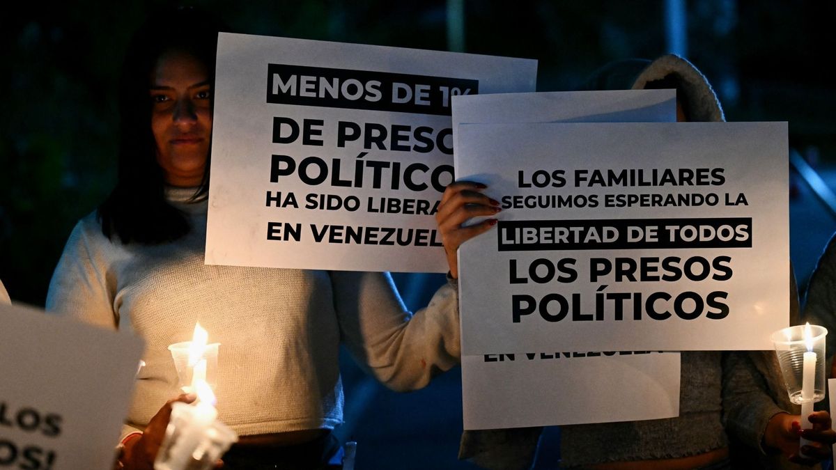 Familiares de presos políticos encienden velas durante una vigilia para exigir la liberación de sus seres queridos frente a la prisión El Rodeo I, en Guatire, estado Miranda, luego de que Venezuela anunciara la liberación de "un número importante" de presos políticos.
