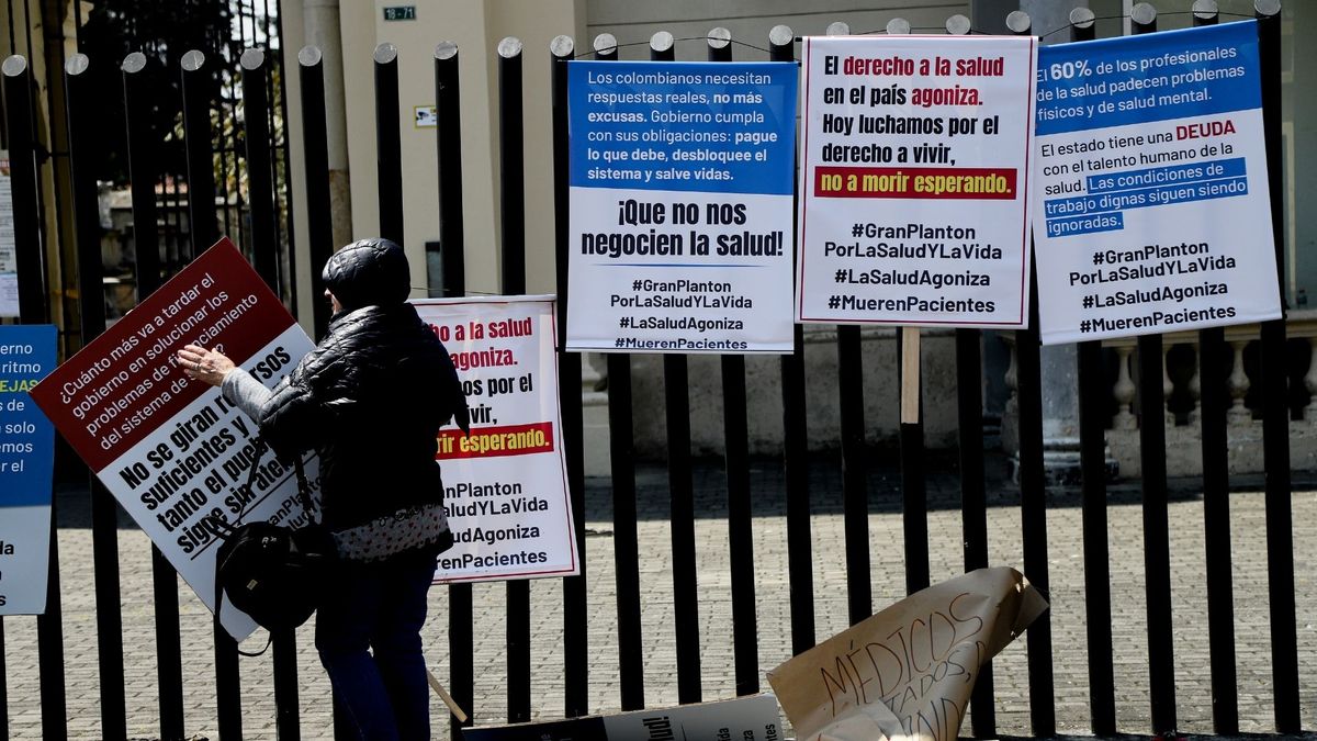 Bogotá. Diciembre 12 de 2024. Organizaciones de pacientes con enfermedades huérfanas y gremios médicos realizan un plantón frente al Cementerio Central por la falta de medicamentos, la crisis del sistema de salud y las pocas garantías para los trabajadores del sector.