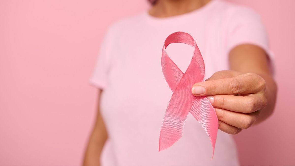 El investigador Allan Noé Domínguez Romero explicó que la vacuna actúa entrenando al sistema inmunológico para reconocer y eliminar células cancerosas.