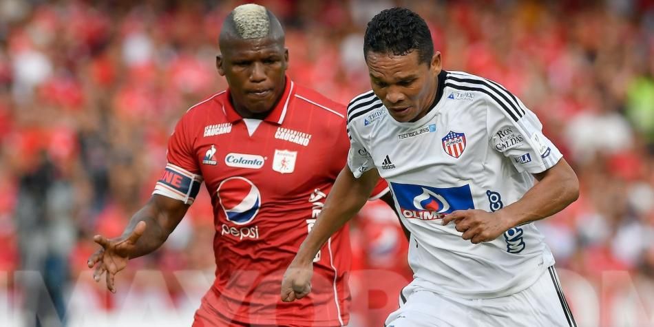 Marlon Torres (rojo) en un duelo mano a mano contra Carlos Bacca (blanco)