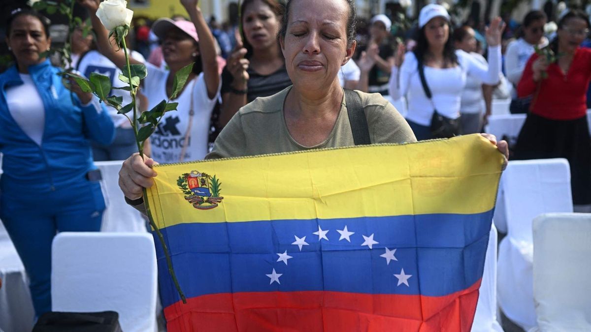 Familiares de presos políticos esperan información sobre las excarcelaciones a las afueras del centro penitenciario Rodeo I, cerca de Caracas.