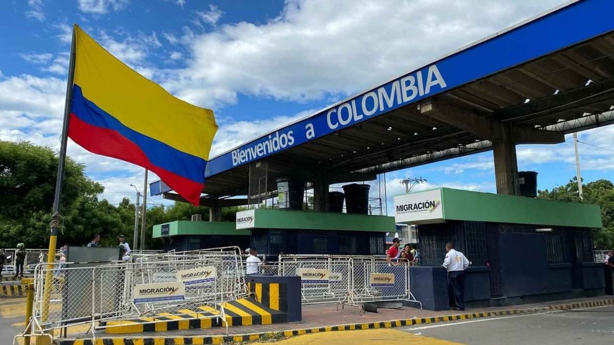 Autoridades migratorias inspeccionan el Puesto de Control del puente internacional Simón Bolívar, en la frontera colombo-venezolana.