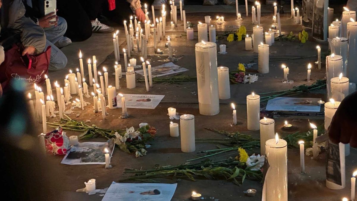 Personas llevaron velas, flores y oraciones al homenaje a Yeison Jiménez