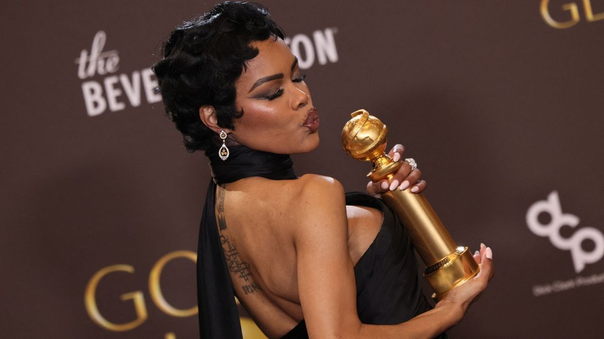 La actriz estadounidense Teyana Taylor posa en la sala de prensa con el premio a la mejor actriz de reparto en una película por «One Battle After Another» durante la 83.ª edición de los Globos de Oro, celebrada en el hotel Beverly Hilton de Beverly Hills, California