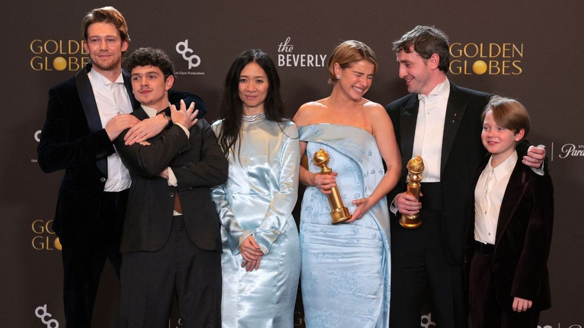 El actor británico Joe Alwyn, el actor británico Noah Jupe, la directora china Chloe Zhao, la actriz irlandesa Jessie Buckley, el actor irlandés Paul Mescal y el actor británico Jacobi Jupe, ganadores del premio a la mejor película dramática por «Hamnet», posan en la sala de prensa durante la 83.ª edición de los Globos de Oro, celebrada en el hotel Beverly Hilton de Beverly Hills, California, el 11 de enero de 2026.