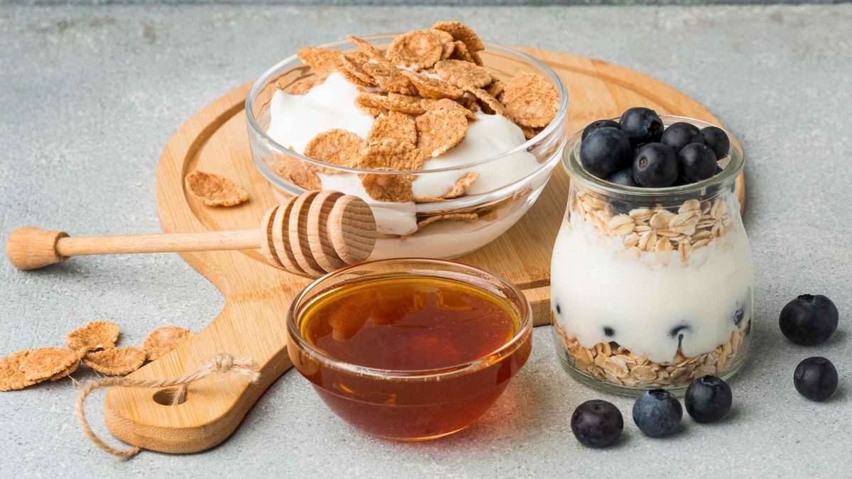 Estudios científicos analizaron cómo la combinación de yogur con miel influye en la supervivencia de los probióticos.