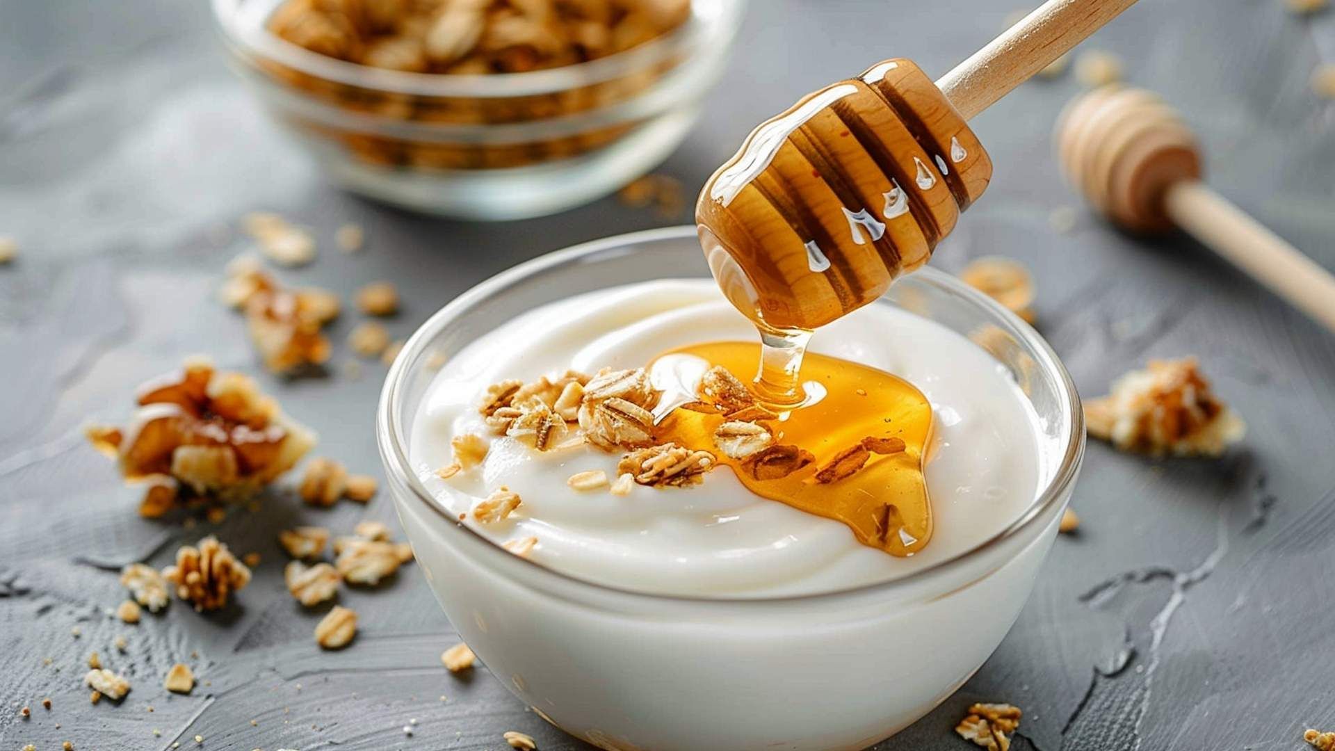 Un análisis científico evaluó cómo la mezcla de yogur natural y miel influye en la permanencia de probióticos en el intestino.