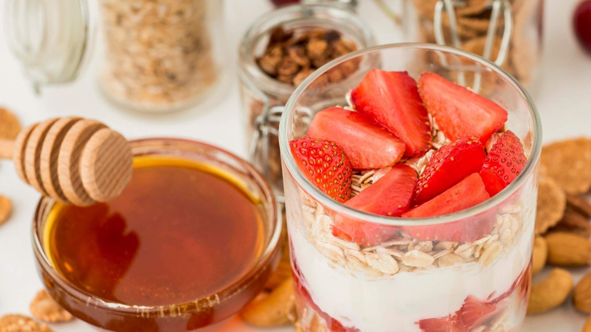 Investigadores estudiaron el consumo de yogur con miel y su relación con la supervivencia bacteriana durante la digestión.