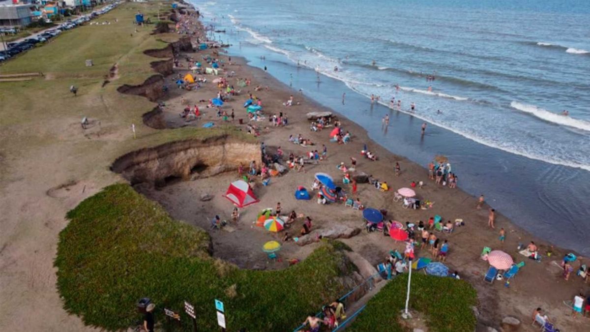 Autoridades evacuaron de forma preventiva las playas tras el impacto de una ola inusualmente grande en Santa Clara del Mar.