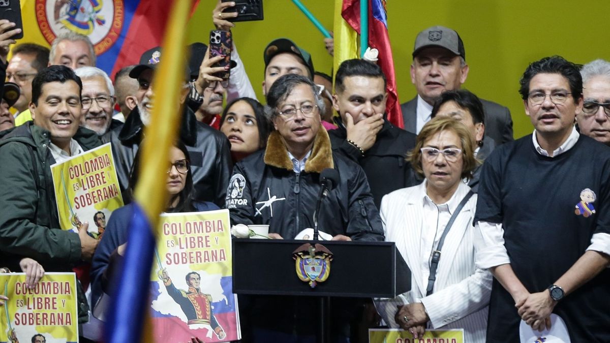 El presidente Gustavo Petro, junto a la canciller Rosa Yolanda Villavicencio y la directora Angie Lizeth Rodríguez, entre otros funcionarios del Gobierno, dio un discurso en la Plaza de Bolívar en una concentración "por la soberanía nacional", tras una llamada con su homólogo Donald Trump.