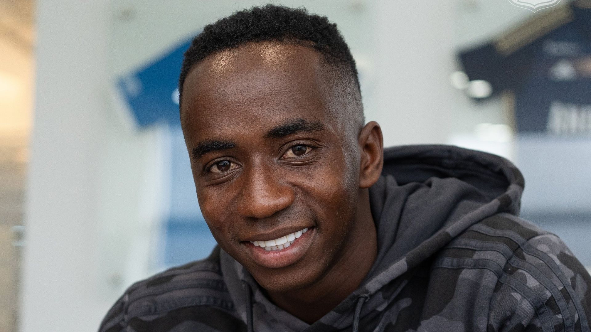 Edwin Mosquera, firmando su contrato con el club Millonarios F.C.